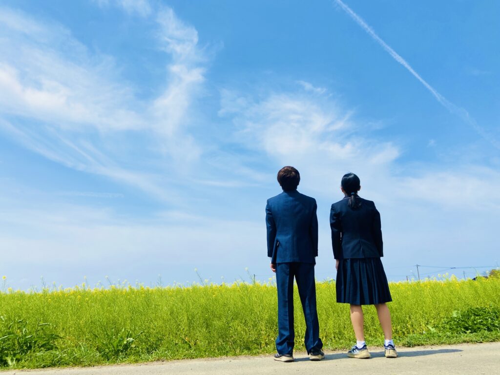 見上げる男子と女子